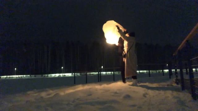 Запустили китайский фонарик зимой! Чуть не сдуло! ❄️? смотреть онлайн