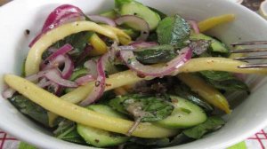 Салат из восковой фасоли с огурцом
