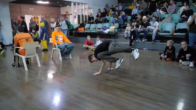 до 13 лет bboy Ярило vs Иван - "ALL OPTION" break dance battle смотреть онлайн