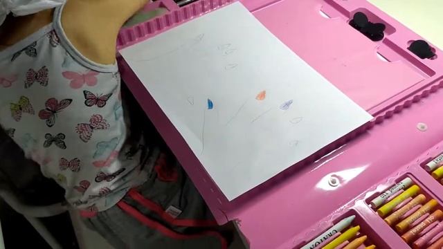 Викуля учится делать дизайн ногтей смотреть онлайн