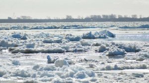 Захватывающие кадры ледохода на реке Белая с набережной Уфы