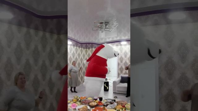 Белый мишка Снежок поздравил с Днём рождения смотреть онлайн