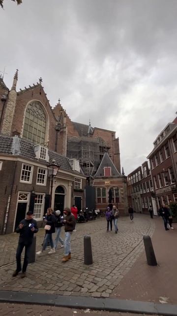 Церковь в начале квартала красных фонарей Red lights district смотреть онлайн