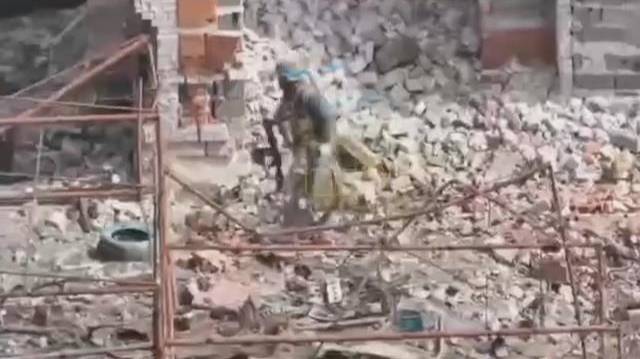 Российский FPV-дрон попал в голову ВСУшника и не взорвался! смотреть онлайн