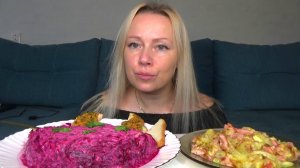 Мукбанг салат селедка под шубой ,кабачки с колбасой ,бутеры с риетом. Еда на камеру.