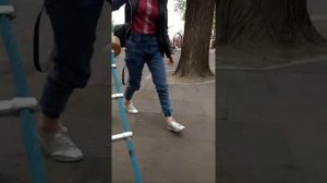 Упала штаны порвала)))