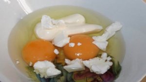 Омлет с майонезом и сыром Фета