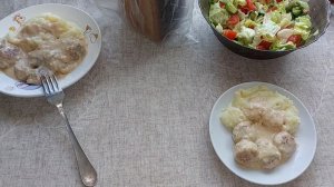 готовлю пюре с фрикадельками, занимаюсь огородом
