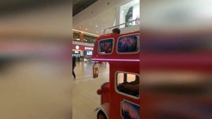 по торговому центру на автобусе