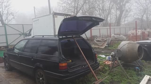 Как снять газовый упор пятой двери багажника с пассата б3. Как снять амортизатор крышки багажника.