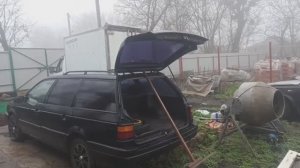 Как снять газовый упор пятой двери багажника с пассата б3. Как снять амортизатор крышки багажника.