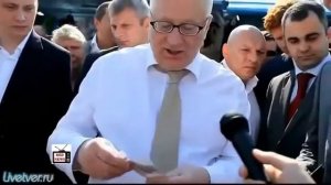 Жириновский разводит старушек на рынке