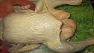 Курица с яблоками в духовке