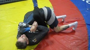 2017 год. Обратный узел не меняя захвата при переходе в разные положения.