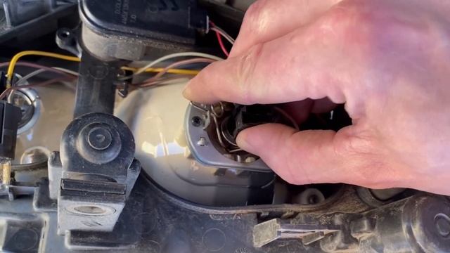 Замена ламп ближнего света и габаритов #fordfocus2 смотреть онлайн