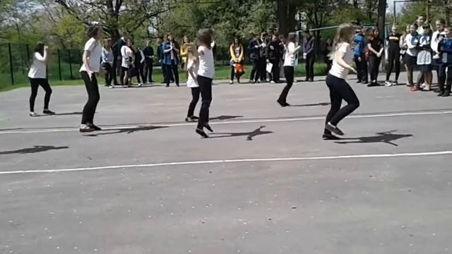 Девчонки танцуют на последний звонок смотреть онлайн