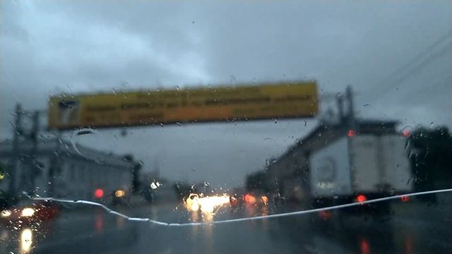 На Большевисткой не включили фонари во время ливня смотреть онлайн