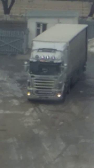 Моргают лампочки на фуре. смотреть онлайн