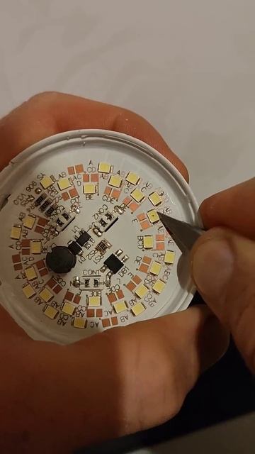 Починил лампочку за минуту #diy #лайфхаки #жиза смотреть онлайн