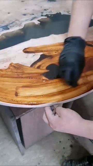 Наносим колеровочное масло на стол из ивы. смотреть онлайн