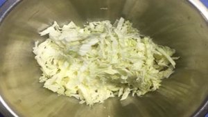 Салат из пекинской капусты с грибами и кукурузой