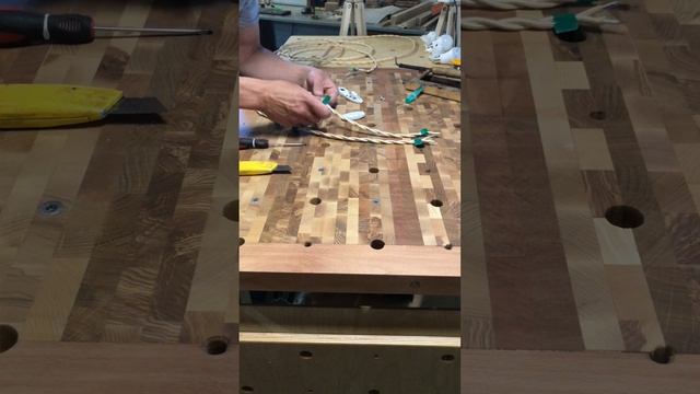 Процесс сборки опоры для торшеров с плетеным абажуром смотреть онлайн