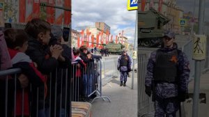 Очень краткое содержание проезда военной техники после парада на Красной площади
