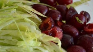 Салат с ветчиной и черешней