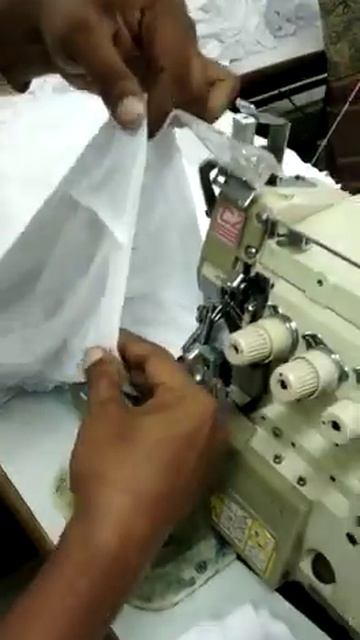 Процесс пришивания резинки к горловине.