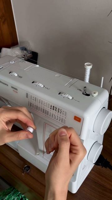 Как ЗАПРАВИТЬ ШПУЛЬКУ на швейной машинке ? смотреть онлайн