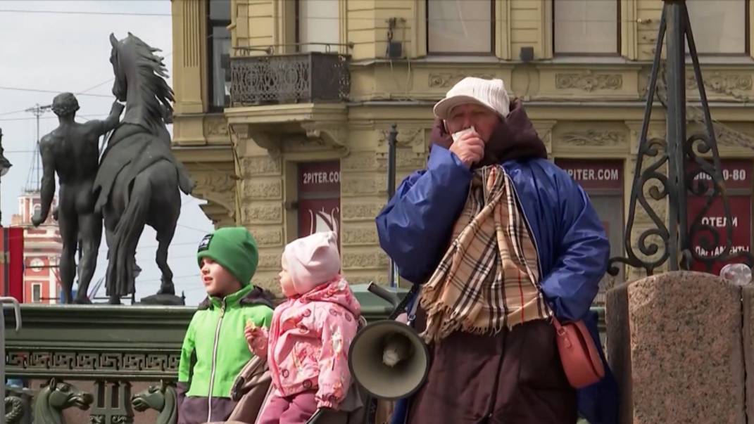 Просыпаются под голос из рупора: петербуржцы жалуются на зазывал с громкоговорителями