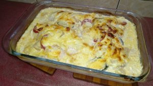 Курица в духовке с ананасами, свежими помидорами и огурцами