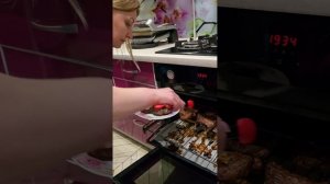 Приготовление мяса в духовке на решетке получилось оч