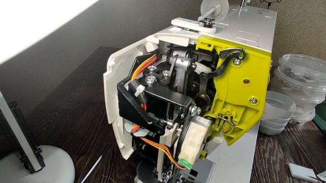 Заклинило маховик на швейной машинке (208)/Что делать? смотреть онлайн