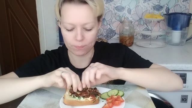 Ем руками вся обляпалась хейтерам отрыв #мукбанг #mukbang смотреть онлайн