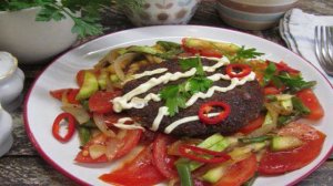 Котлета с жареными овощами