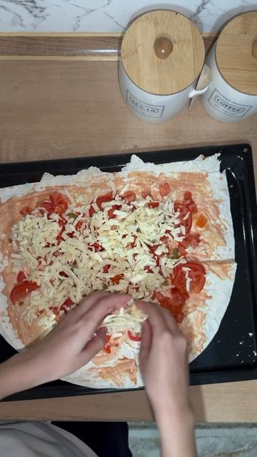 Пицца на лаваше, из того что есть в холодильнике, на 10 м смотреть онлайн