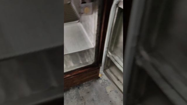 Завершена реставрация деревянного холодильника ручн?