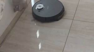 Робот пылесос смешно убирает :)
