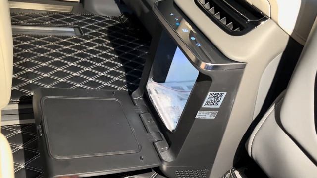 Zeekr 009 - беспроводные зарядки и холодильник в оригиналь смотреть онлайн