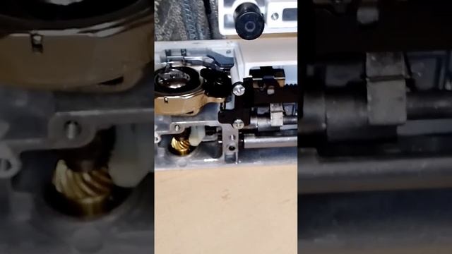 Janome 423s, после замены шестерни челночного механизма смотреть онлайн