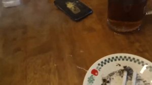 ЗЛОЙ ДЕД РАЗБИЛ НОВЫЙ ТЕЛЕФОН МОЛОТКОМ