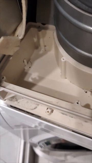 Сушильная машина Hotpoint Ariston-NT-CM10-7B-RU. Во время работы поя