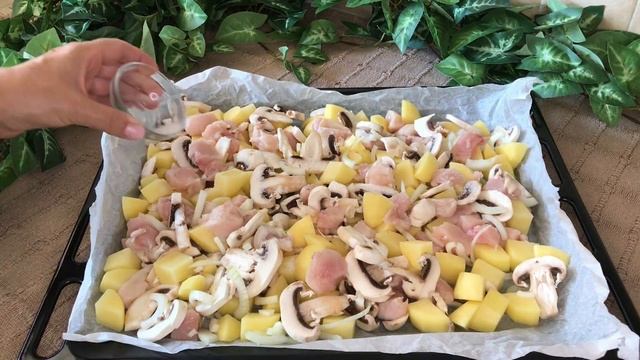 Куриное филе с картофелем и грибами в духовке. смотреть онлайн