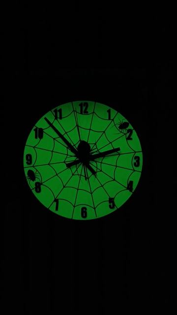Часы светящиеся в темноте Паук на паутине смотреть онлайн