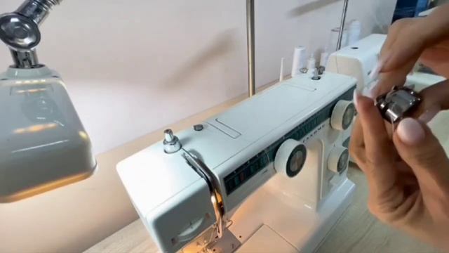 ЗАПРАВКА НИТИ В ШВЕЙНУЮ МАШИНКУ: ЛЁГКОЕ РУКОВОДСТВО Д? смотреть онлайн