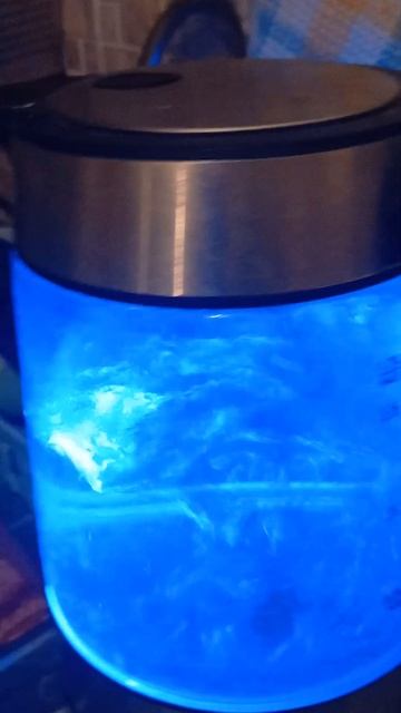 Электрический чайник закипел и кипит вовсю вечером 22-? смотреть онлайн