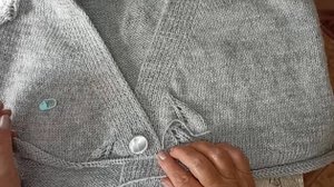 КАК ВЫПОЛНИТЬ ВЕРТИКАЛЬНЫЕ ПЕТЛИ для пуговиц при вязании цельновязанной планки сверху.