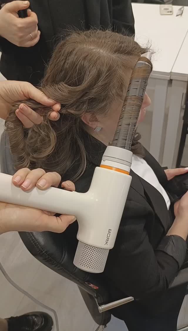 Волны на длинные волосы феном BORK смотреть онлайн