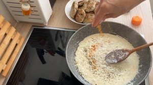 ВКУСНЫЕ КУРИНЫЕ КОТЛЕТЫ В СМЕТАННО - СЛИВОЧНОМ СОУСЕ
